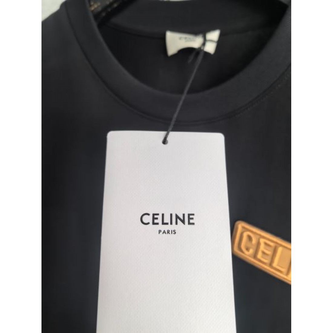 レザーロゴ CELINE セリーヌ コピー Tシャツ ブラックカラー ブラウンパッチアクセント 半袖デザイン 落ち着いた高級感演出