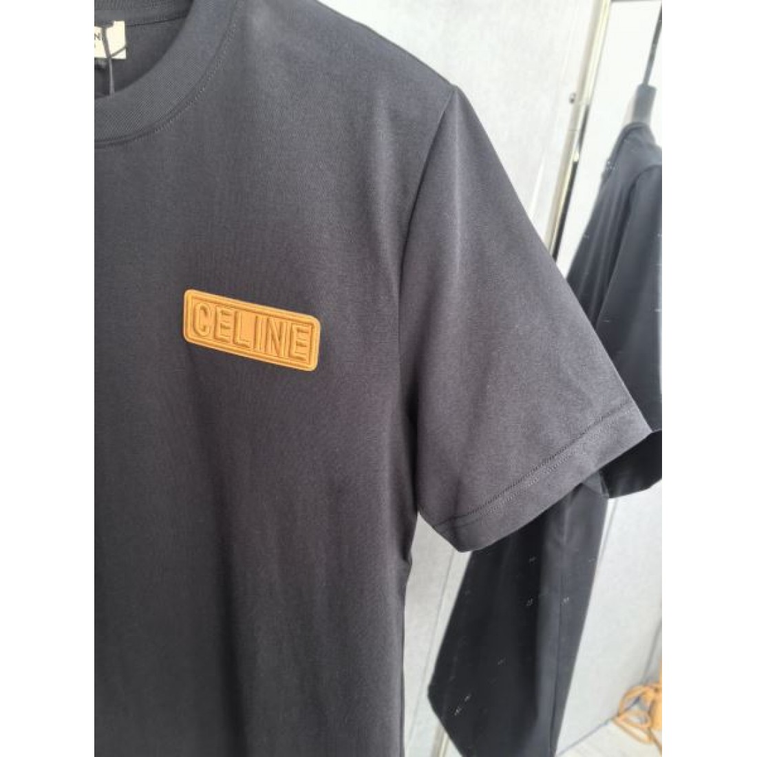 レザーロゴ CELINE セリーヌ コピー Tシャツ ブラックカラー ブラウンパッチアクセント 半袖デザイン 落ち着いた高級感演出