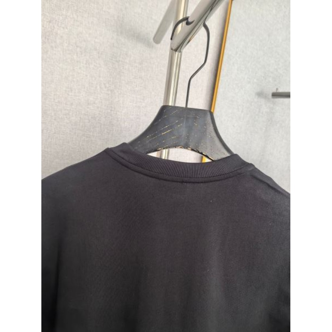 レザーロゴ CELINE セリーヌ コピー Tシャツ ブラックカラー ブラウンパッチアクセント 半袖デザイン 落ち着いた高級感演出