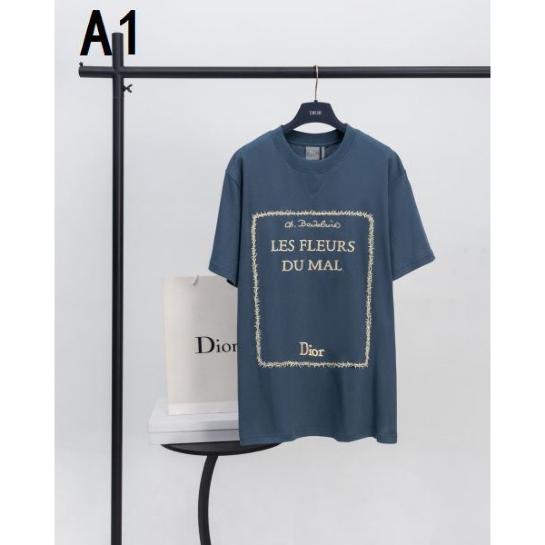 ブックデザイン Dior ディオール コピー Tシャツ ブルーグレーカラー ゴールドロゴプリント 半袖仕様 アート感ある仕上がり