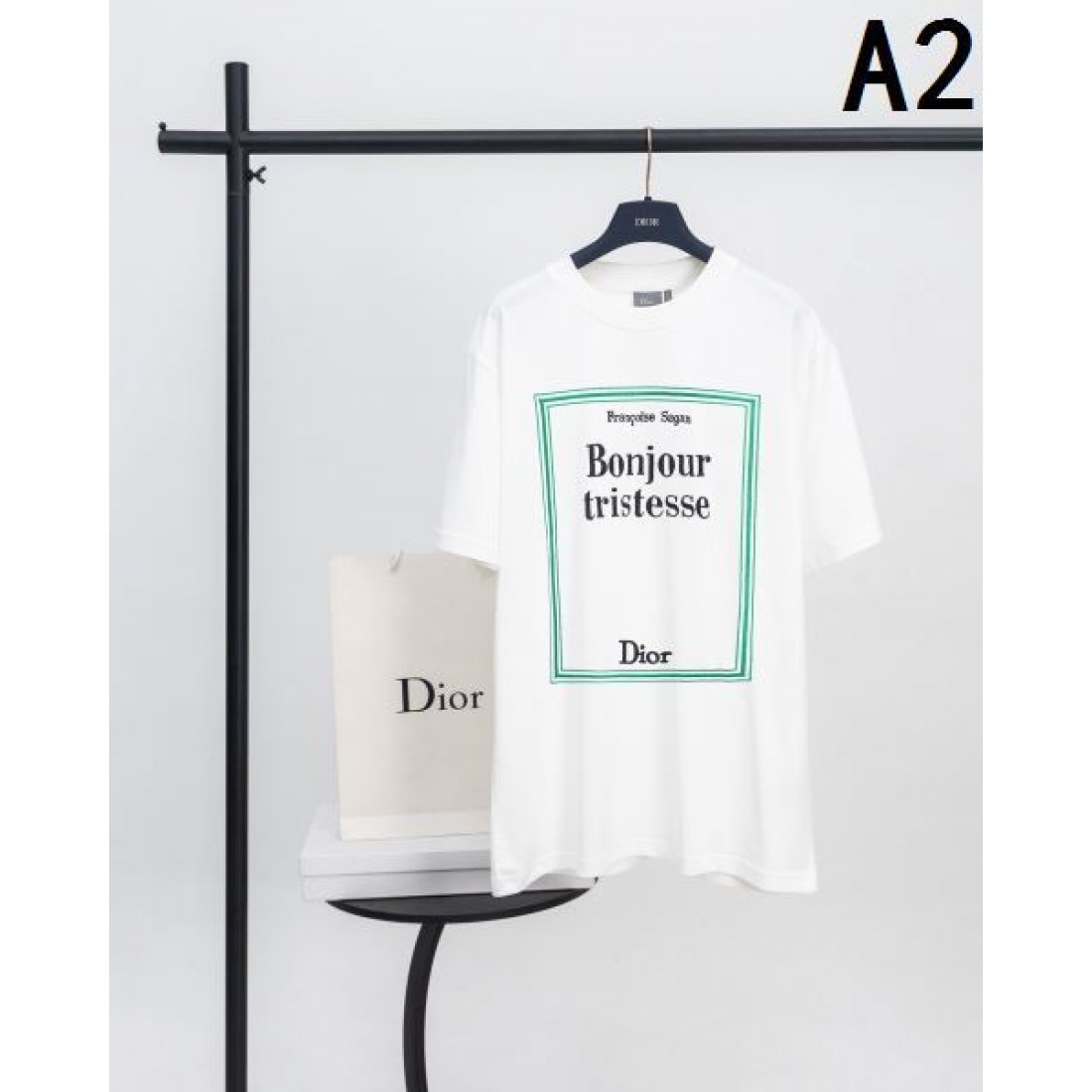 ブックデザイン Dior ディオール コピー Tシャツ ブルーグレーカラー ゴールドロゴプリント 半袖仕様 アート感ある仕上がり