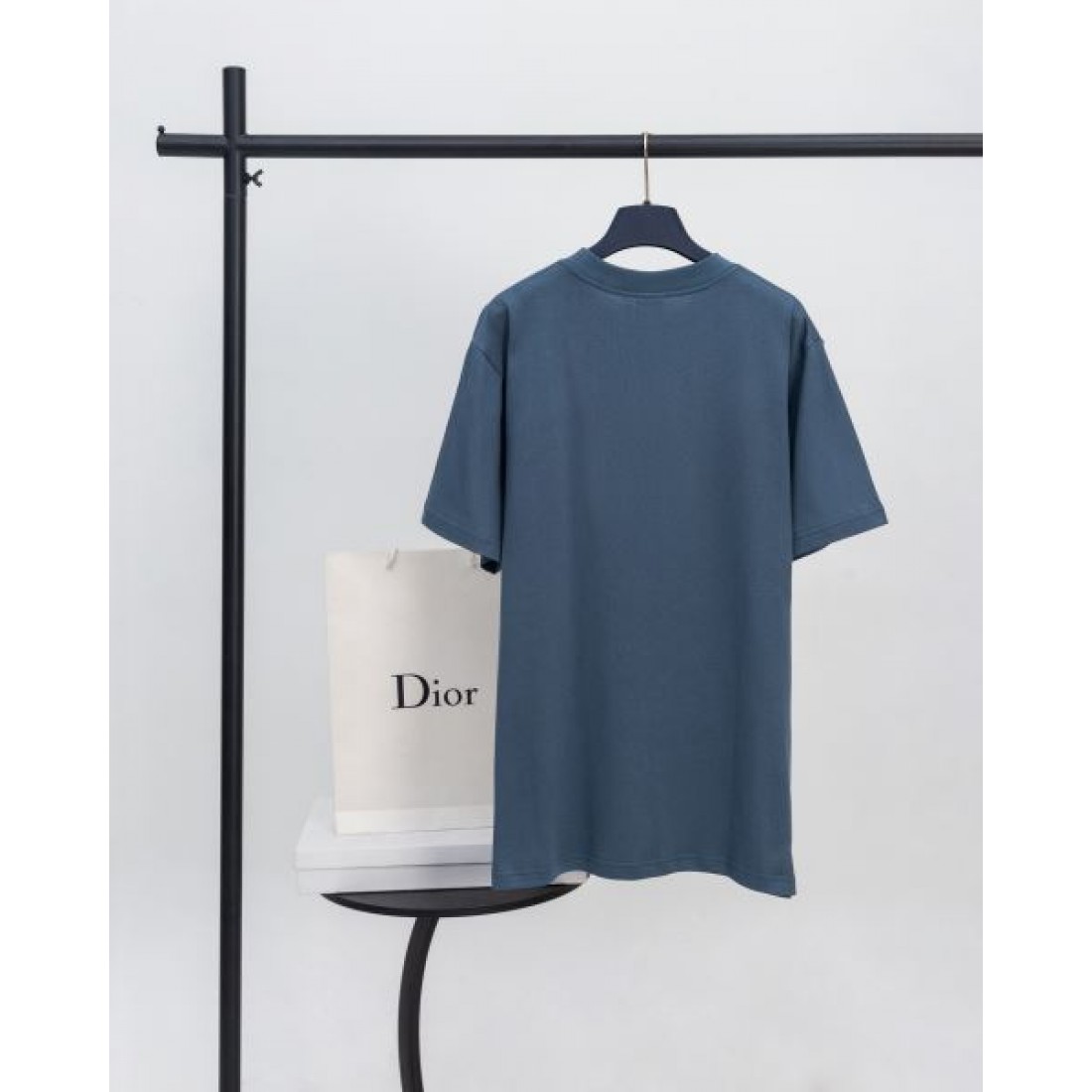 ブックデザイン Dior ディオール コピー Tシャツ ブルーグレーカラー ゴールドロゴプリント 半袖仕様 アート感ある仕上がり