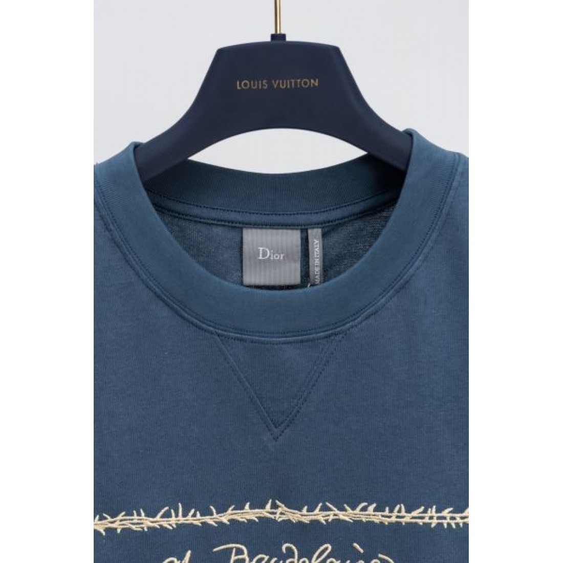 ブックデザイン Dior ディオール コピー Tシャツ ブルーグレーカラー ゴールドロゴプリント 半袖仕様 アート感ある仕上がり