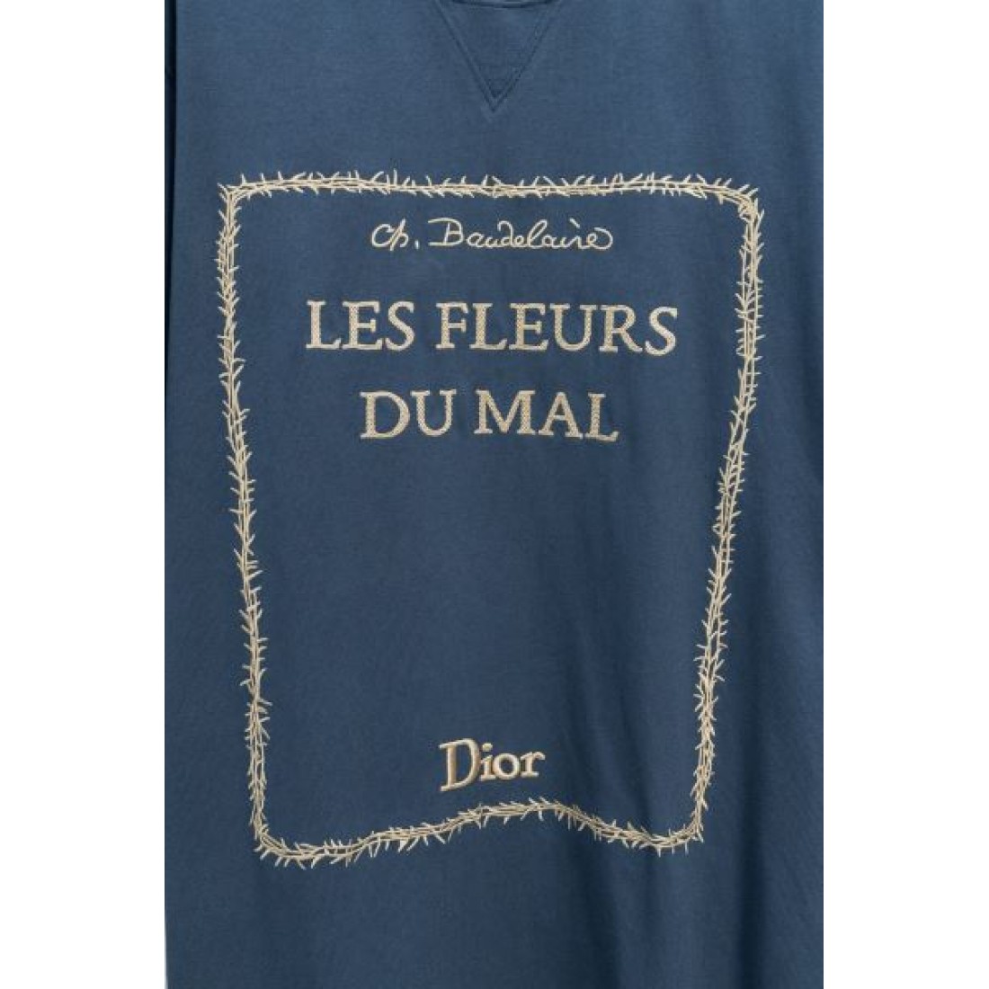 ブックデザイン Dior ディオール コピー Tシャツ ブルーグレーカラー ゴールドロゴプリント 半袖仕様 アート感ある仕上がり