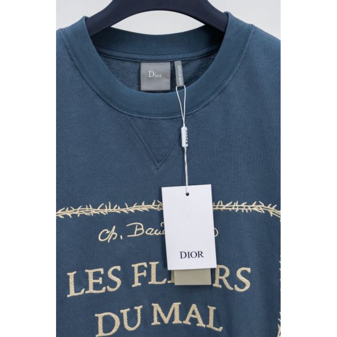 ブックデザイン Dior ディオール コピー Tシャツ ブルーグレーカラー ゴールドロゴプリント 半袖仕様 アート感ある仕上がり