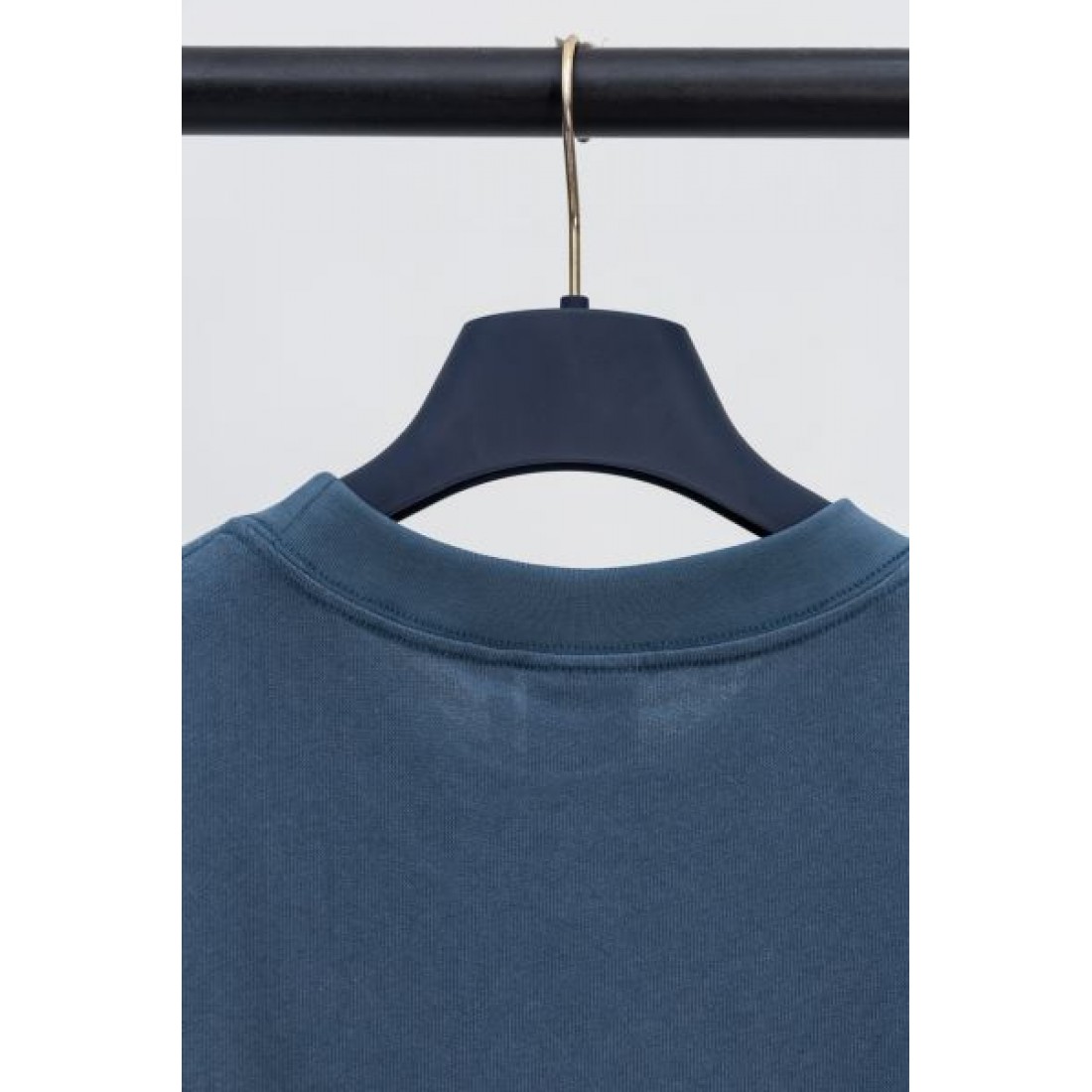 ブックデザイン Dior ディオール コピー Tシャツ ブルーグレーカラー ゴールドロゴプリント 半袖仕様 アート感ある仕上がり