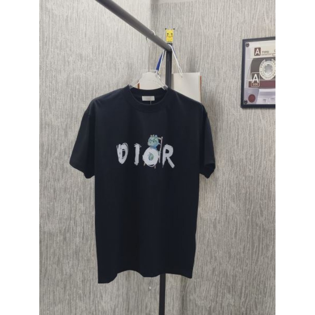 ワンポイントデザイン Dior ディオール コピー カットソー ホワイトカラー Christian Diorロゴ 半袖スタイル デイリーコーデ向け
