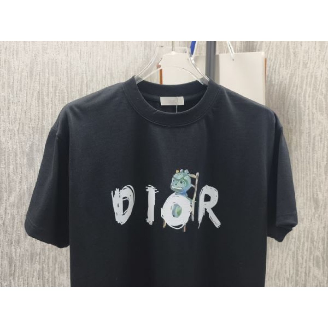 ワンポイントデザイン Dior ディオール コピー カットソー ホワイトカラー Christian Diorロゴ 半袖スタイル デイリーコーデ向け