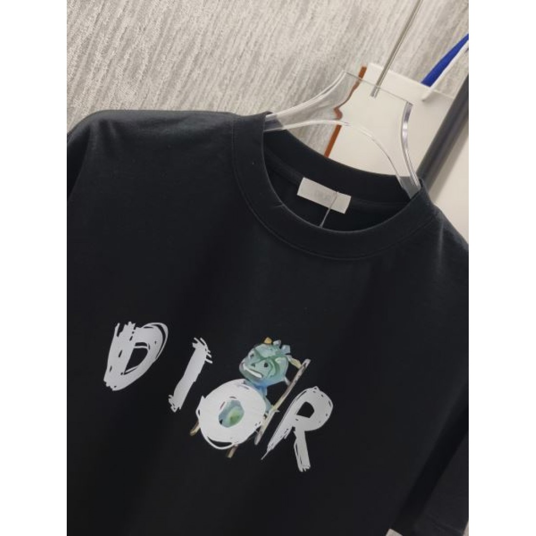 ワンポイントデザイン Dior ディオール コピー カットソー ホワイトカラー Christian Diorロゴ 半袖スタイル デイリーコーデ向け