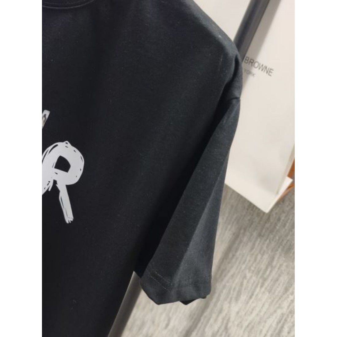 ワンポイントデザイン Dior ディオール コピー カットソー ホワイトカラー Christian Diorロゴ 半袖スタイル デイリーコーデ向け