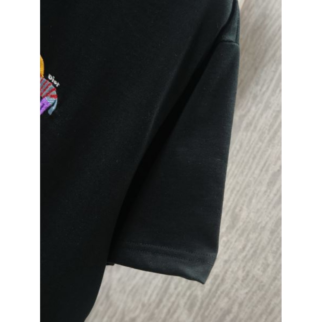 ヴィンテージ調 Dior ディオール コピー Tシャツ グレーカラー クラッシュ加工アクセント 柔らかなコットン素材