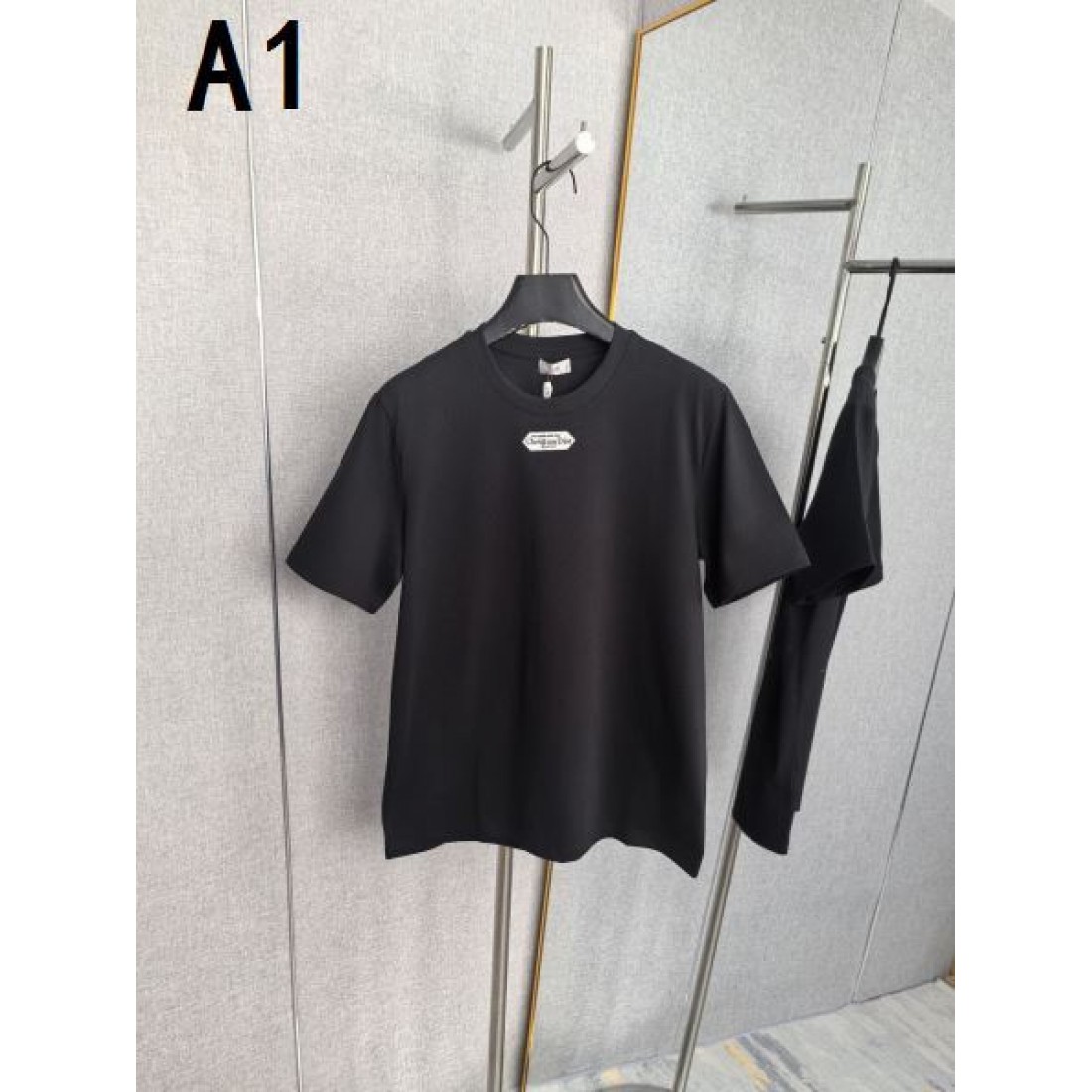 ミニラベル仕様 Dior ディオール コピー Tシャツ ブラックカラー ネックロゴデザイン 半袖シルエット ミニマルな印象