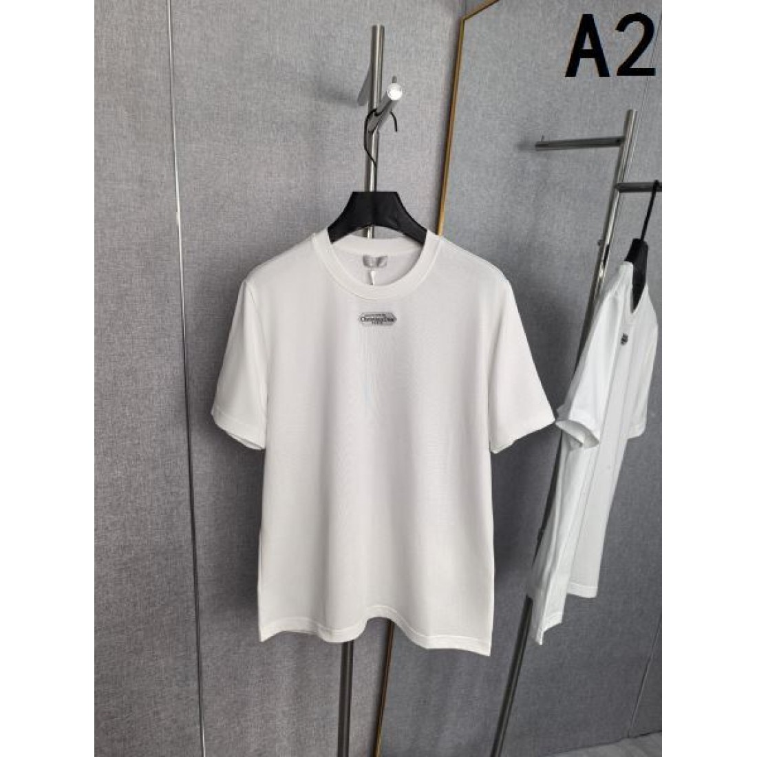 ミニラベル仕様 Dior ディオール コピー Tシャツ ブラックカラー ネックロゴデザイン 半袖シルエット ミニマルな印象