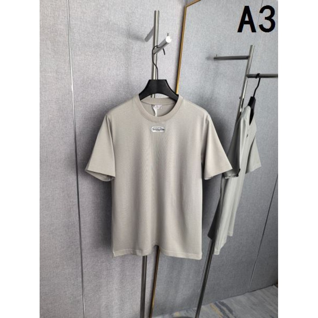 ミニラベル仕様 Dior ディオール コピー Tシャツ ブラックカラー ネックロゴデザイン 半袖シルエット ミニマルな印象