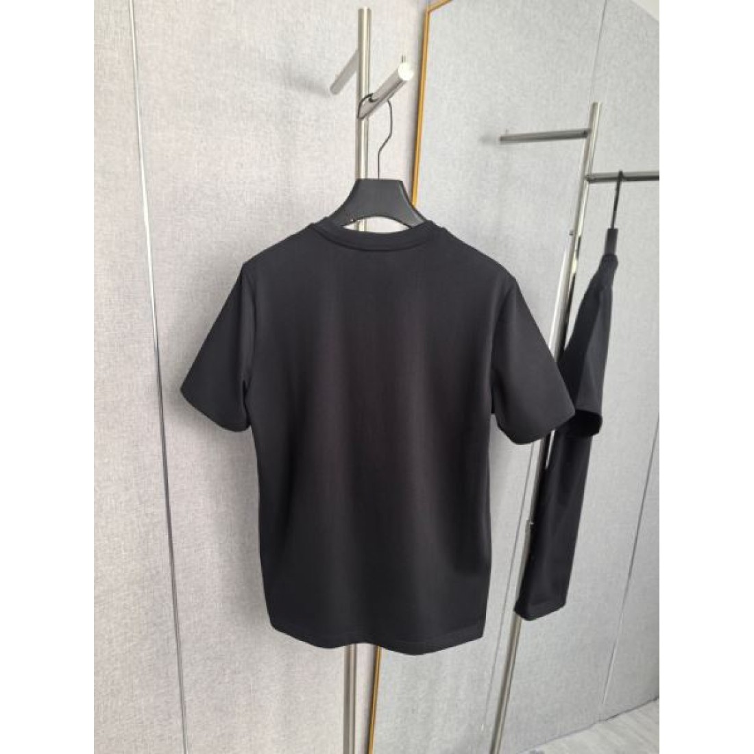 ミニラベル仕様 Dior ディオール コピー Tシャツ ブラックカラー ネックロゴデザイン 半袖シルエット ミニマルな印象