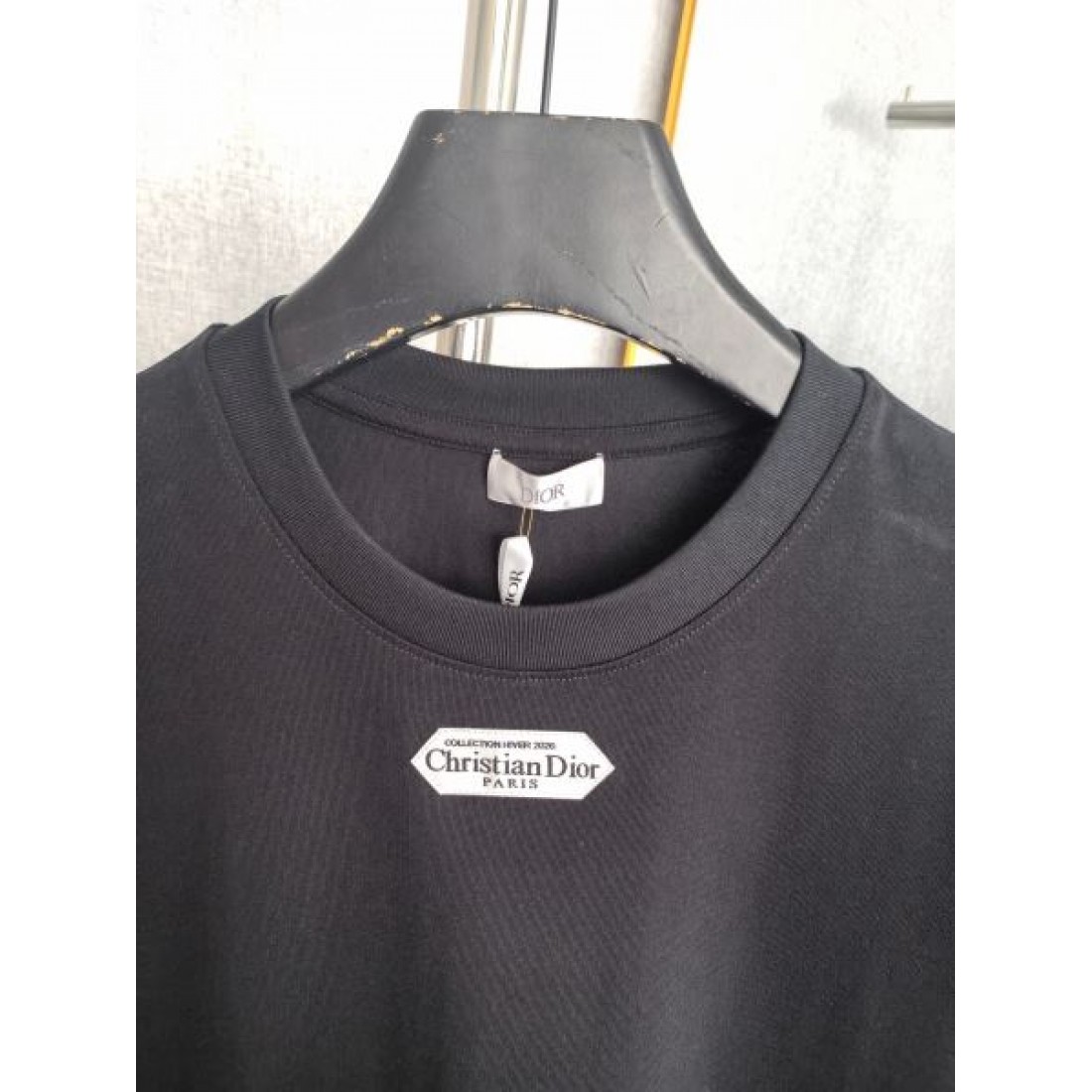 ミニラベル仕様 Dior ディオール コピー Tシャツ ブラックカラー ネックロゴデザイン 半袖シルエット ミニマルな印象