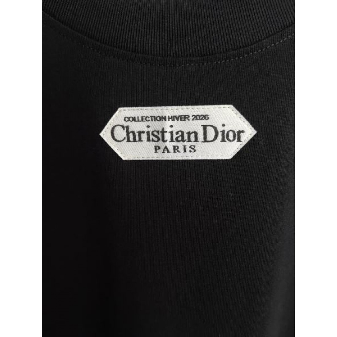 ミニラベル仕様 Dior ディオール コピー Tシャツ ブラックカラー ネックロゴデザイン 半袖シルエット ミニマルな印象
