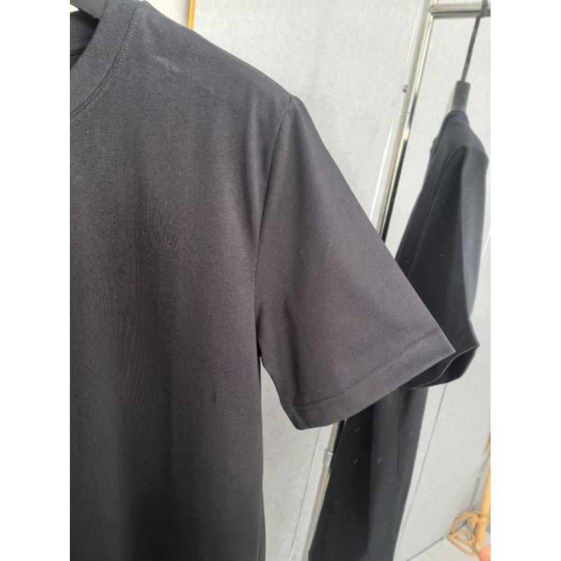 ミニラベル仕様 Dior ディオール コピー Tシャツ ブラックカラー ネックロゴデザイン 半袖シルエット ミニマルな印象
