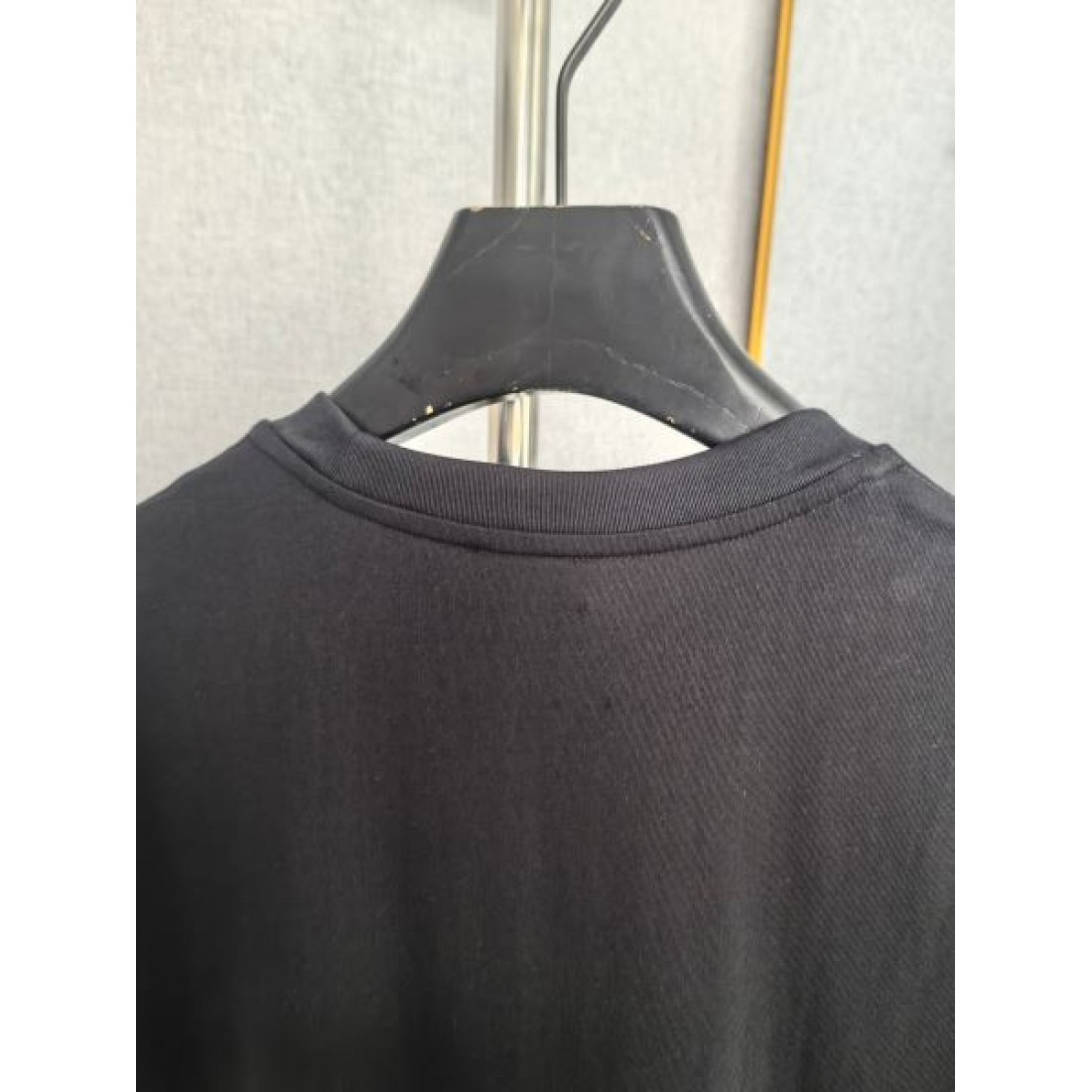 ミニラベル仕様 Dior ディオール コピー Tシャツ ブラックカラー ネックロゴデザイン 半袖シルエット ミニマルな印象