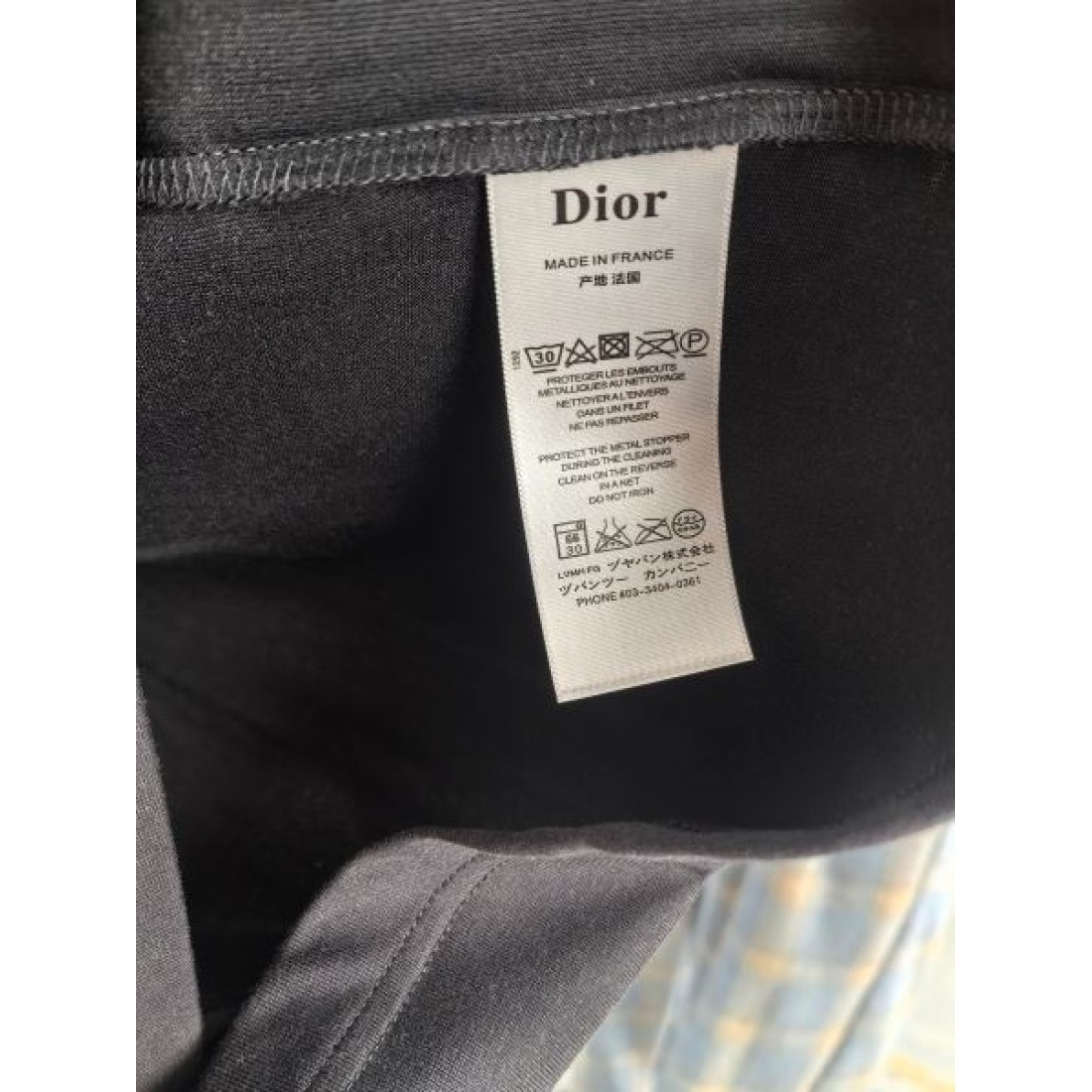 ミニラベル仕様 Dior ディオール コピー Tシャツ ブラックカラー ネックロゴデザイン 半袖シルエット ミニマルな印象