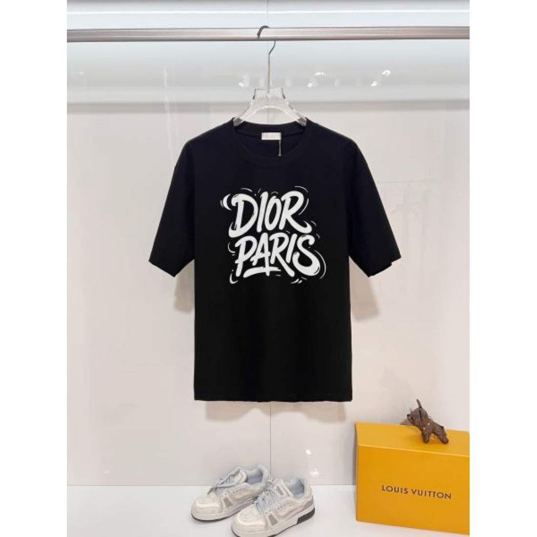 ニュートラルトーン Dior ディオール コピー Tシャツ ライトグレーカラー シンプル構成 クルーネック仕様 男女兼用対応