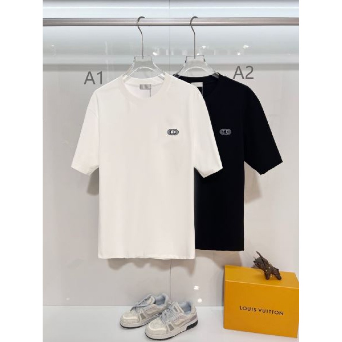 ネックタグアクセント Dior ディオール コピー 半袖Tシャツ ブラックベース ミニロゴ入り モードカジュアルスタイル向け