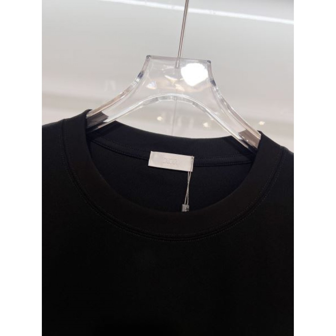 ベーシックシルエット Dior ディオール コピー Tシャツ ホワイト×ブラックロゴ ミニマルテイスト 着回しやすいデザイン