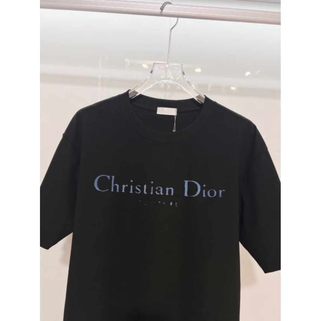 グラデーションロゴ Dior ディオール コピー Tシャツ ホワイトカラー Christian Diorプリント 半袖デザイン クリーンな雰囲気演出