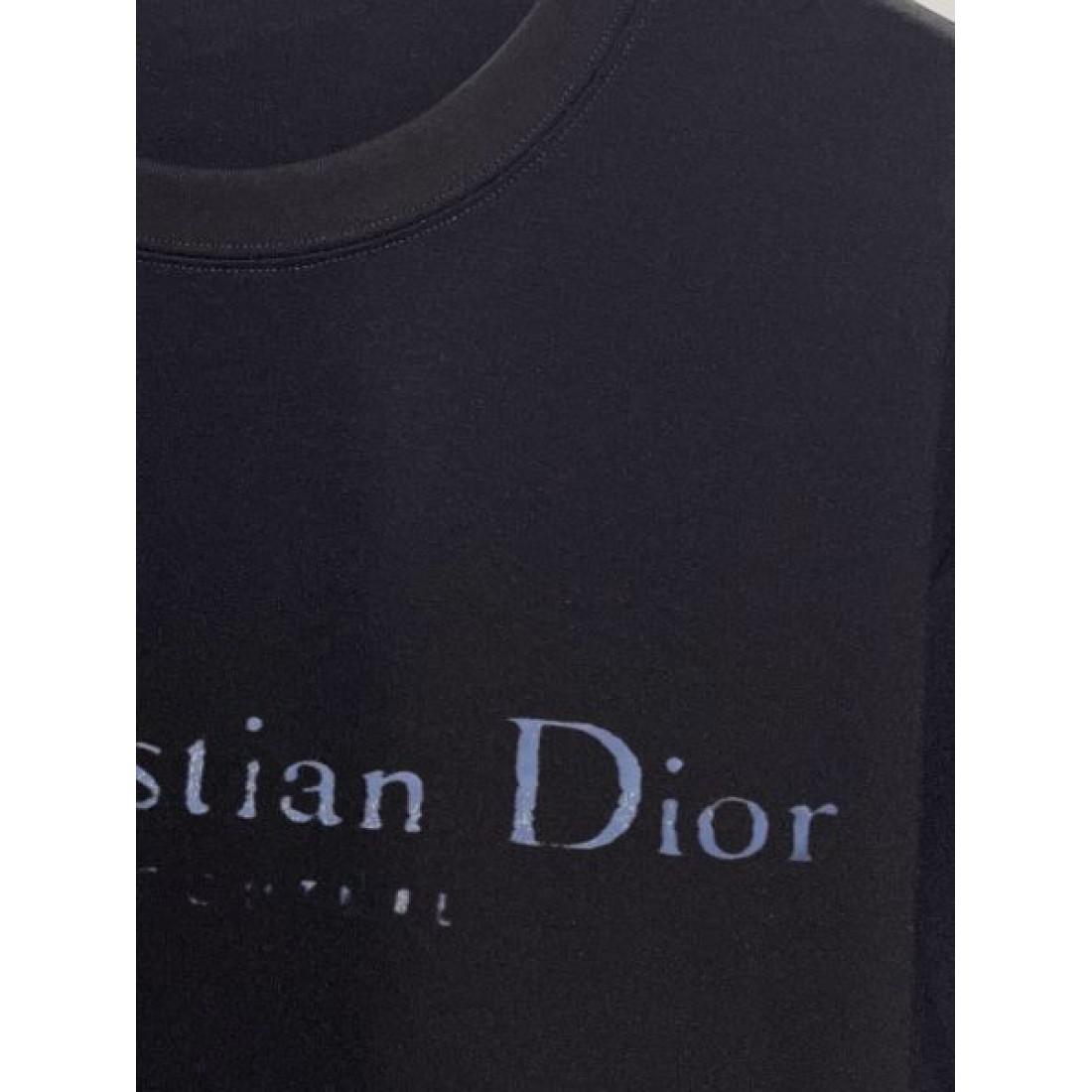 グラデーションロゴ Dior ディオール コピー Tシャツ ホワイトカラー Christian Diorプリント 半袖デザイン クリーンな雰囲気演出