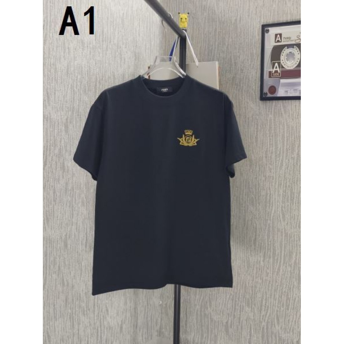 ビッグロゴ FENDI フェンディ コピー Tシャツ ブラックカラー イエロープリント 半袖デザイン インパクトある仕上がり