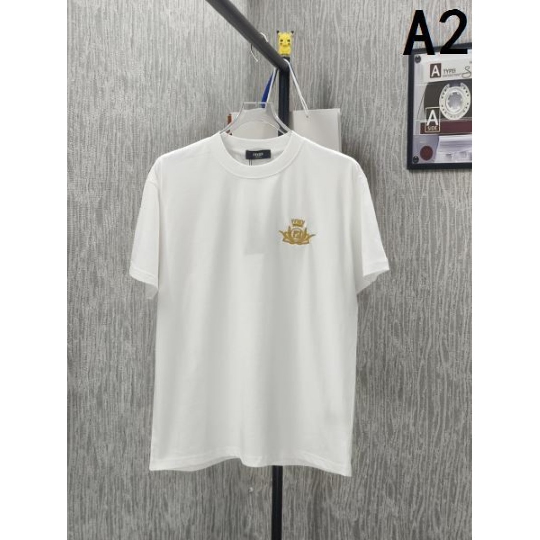 ビッグロゴ FENDI フェンディ コピー Tシャツ ブラックカラー イエロープリント 半袖デザイン インパクトある仕上がり