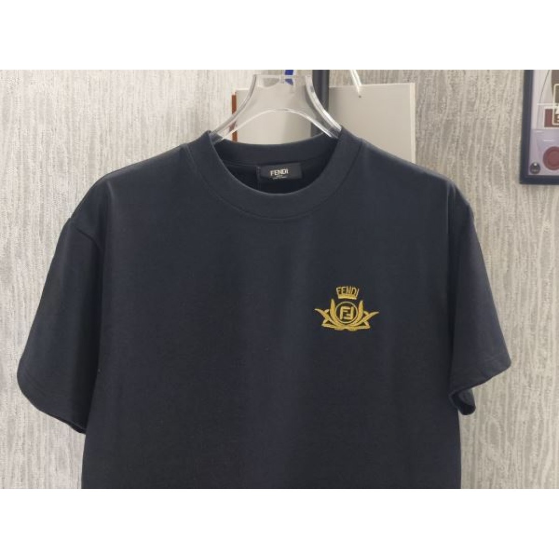ビッグロゴ FENDI フェンディ コピー Tシャツ ブラックカラー イエロープリント 半袖デザイン インパクトある仕上がり