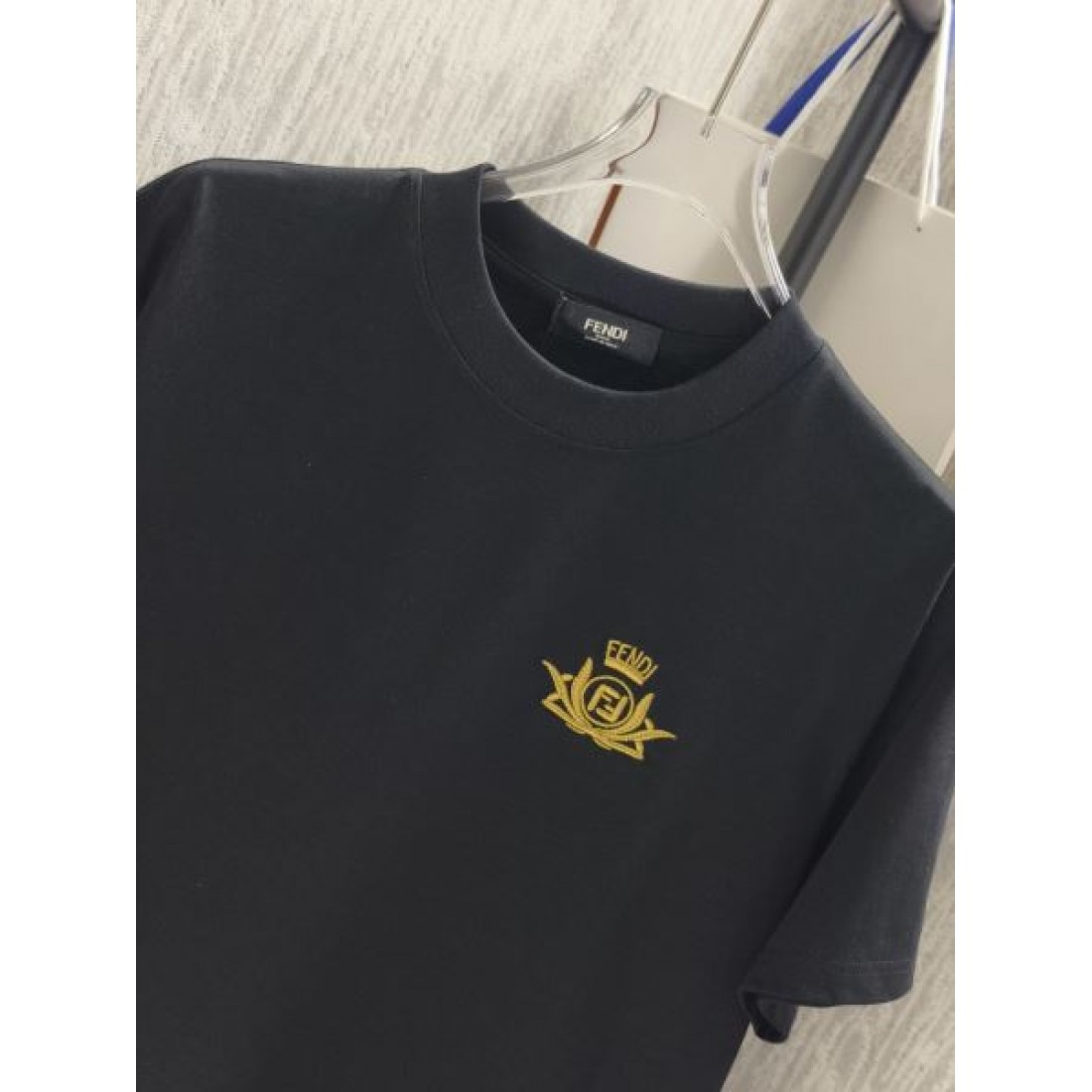 ビッグロゴ FENDI フェンディ コピー Tシャツ ブラックカラー イエロープリント 半袖デザイン インパクトある仕上がり