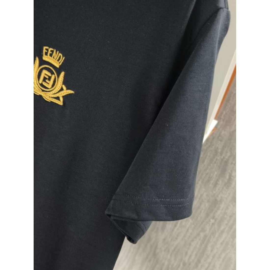 ビッグロゴ FENDI フェンディ コピー Tシャツ ブラックカラー イエロープリント 半袖デザイン インパクトある仕上がり