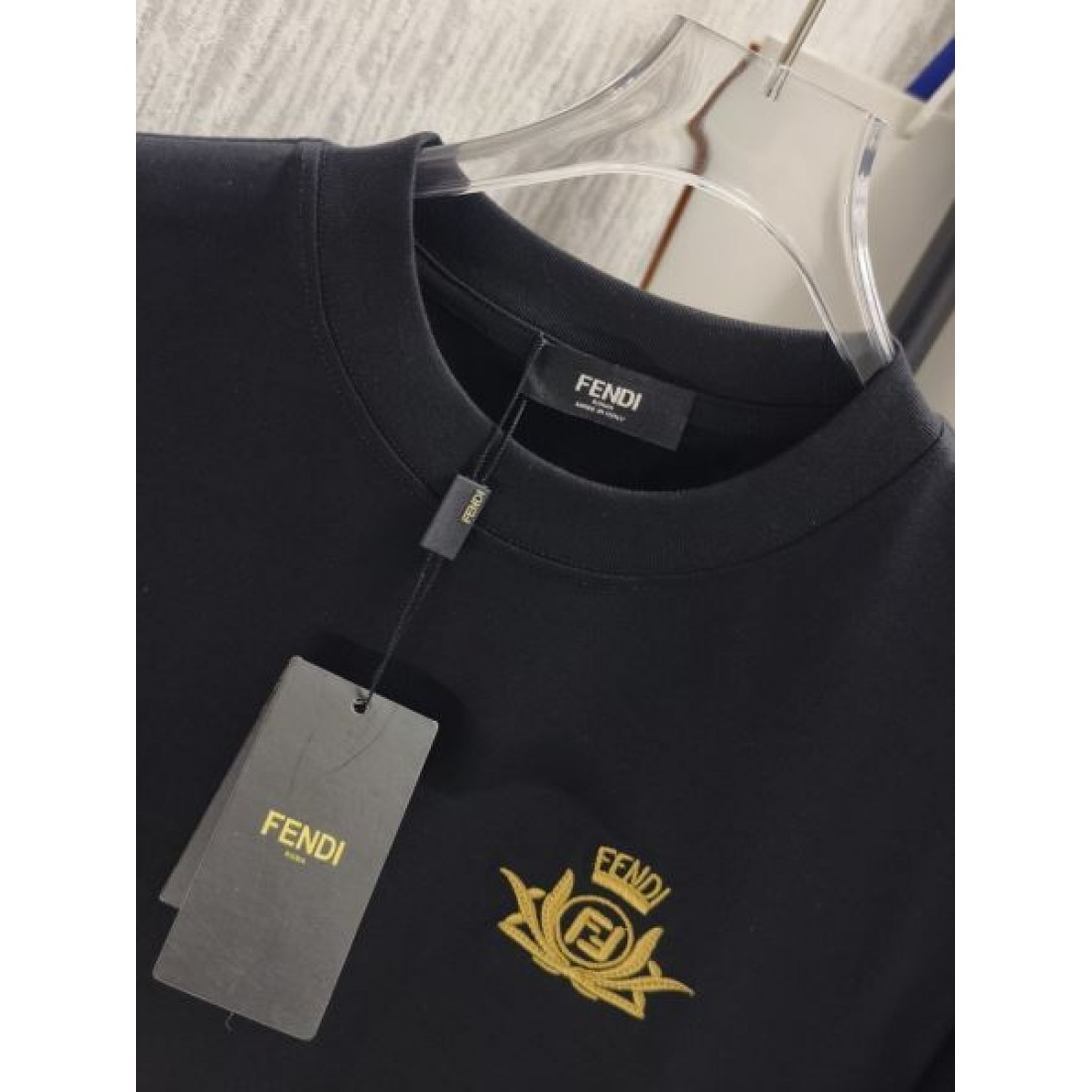 ビッグロゴ FENDI フェンディ コピー Tシャツ ブラックカラー イエロープリント 半袖デザイン インパクトある仕上がり