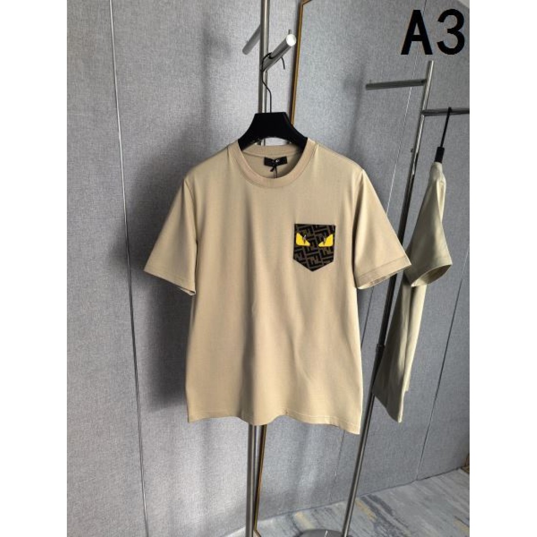 ベージュトーン FENDI フェンディ コピー Tシャツ FFロゴポケット付き コットン素材 カジュアルスタイル向け