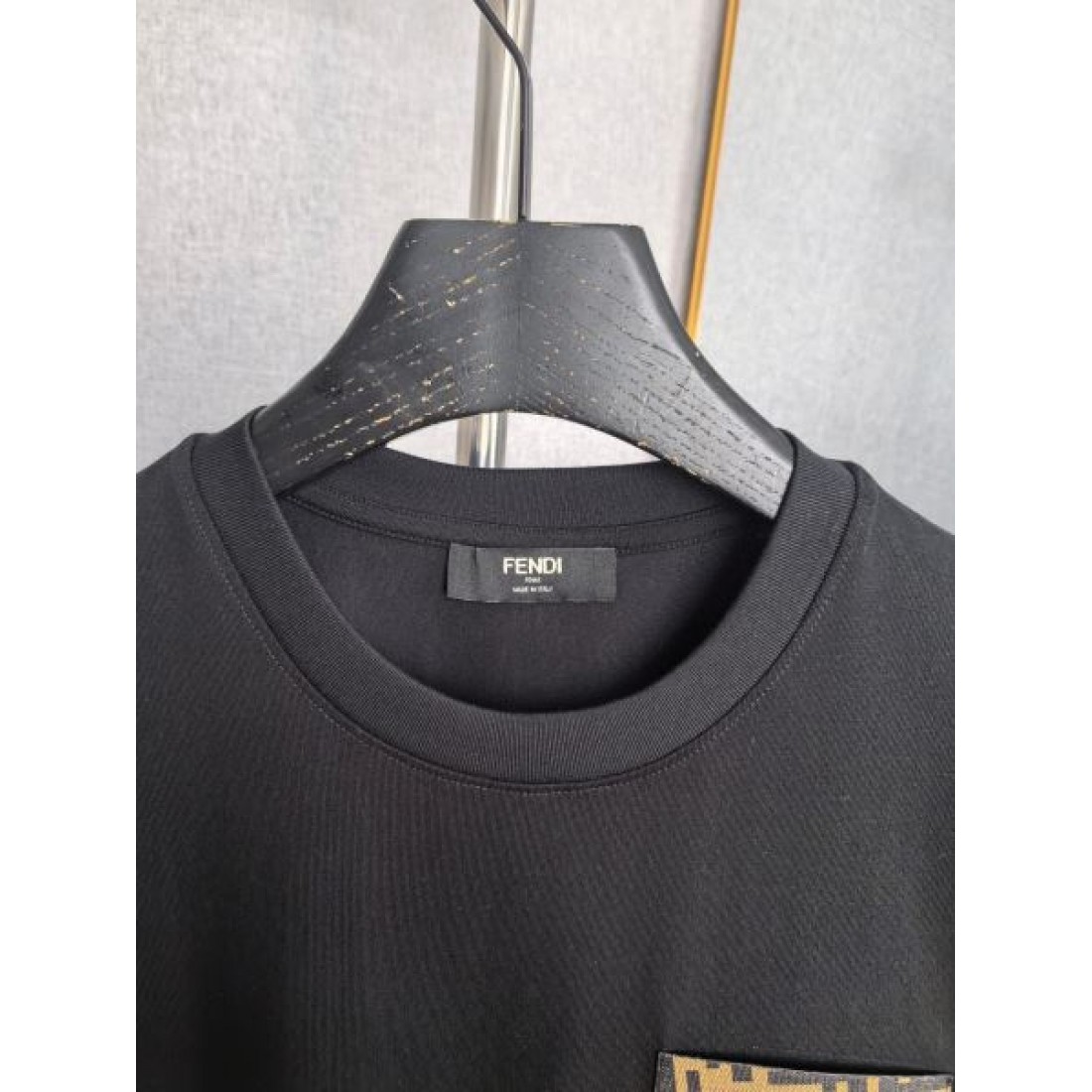 ベージュトーン FENDI フェンディ コピー Tシャツ FFロゴポケット付き コットン素材 カジュアルスタイル向け