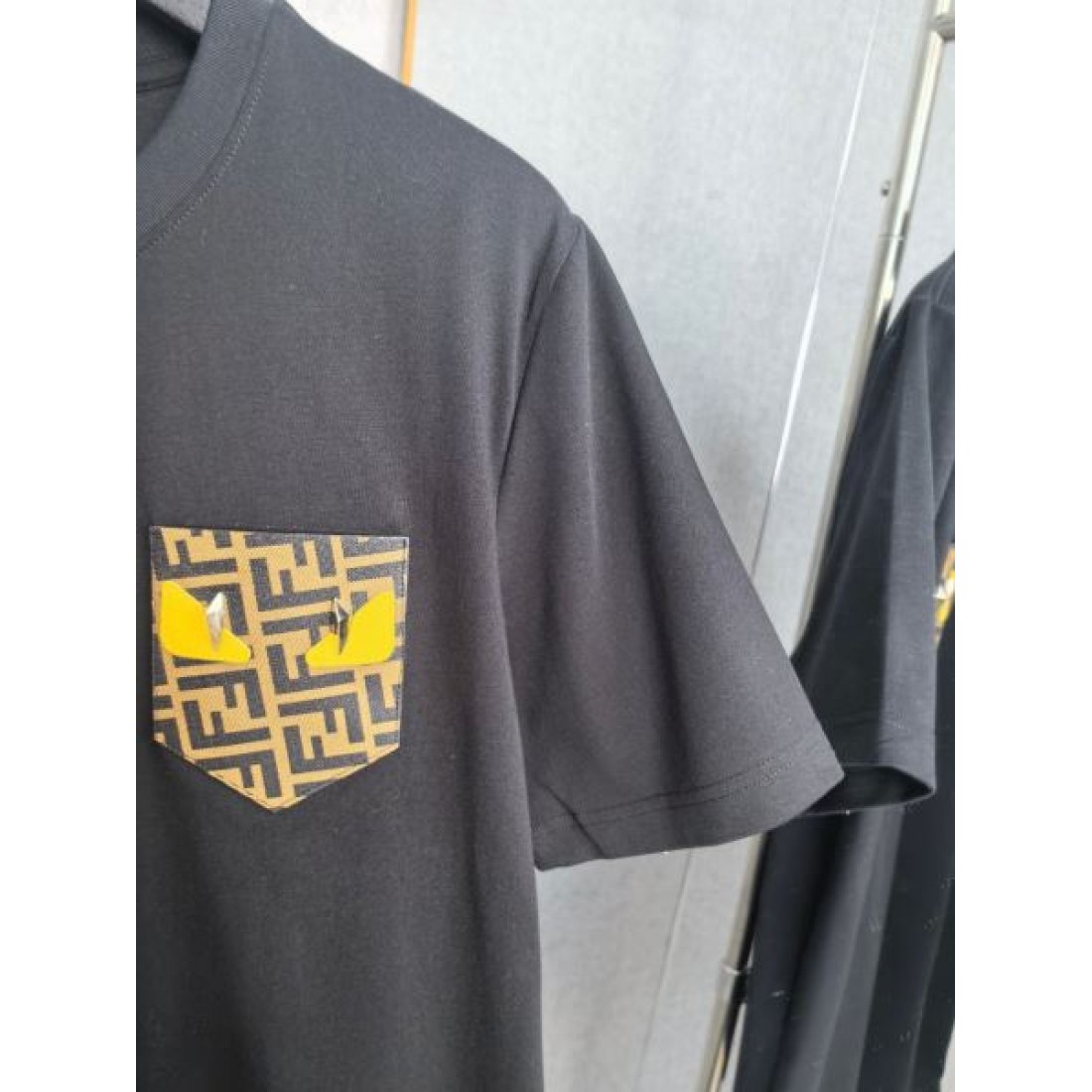 ベージュトーン FENDI フェンディ コピー Tシャツ FFロゴポケット付き コットン素材 カジュアルスタイル向け