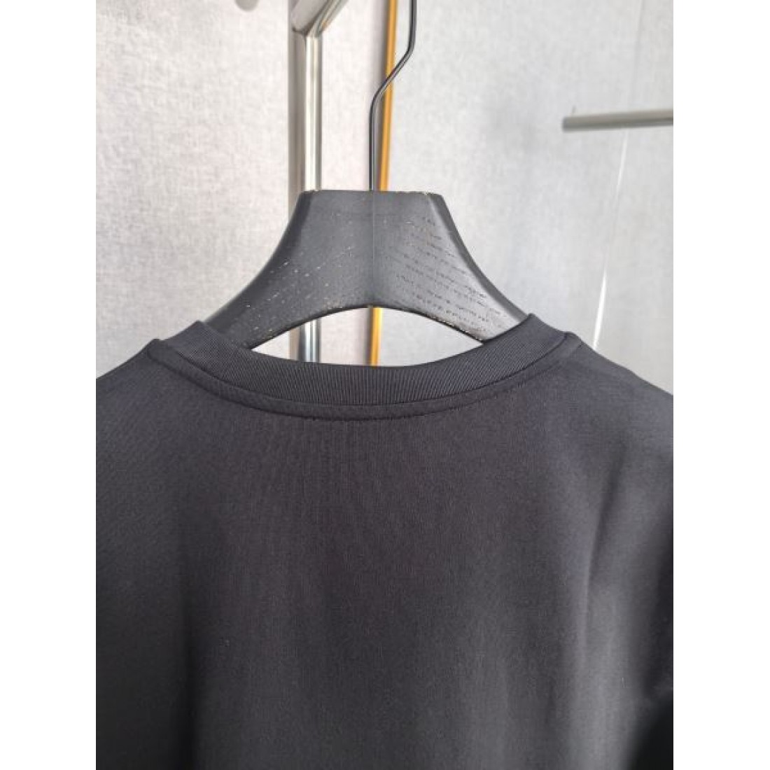 ベージュトーン FENDI フェンディ コピー Tシャツ FFロゴポケット付き コットン素材 カジュアルスタイル向け