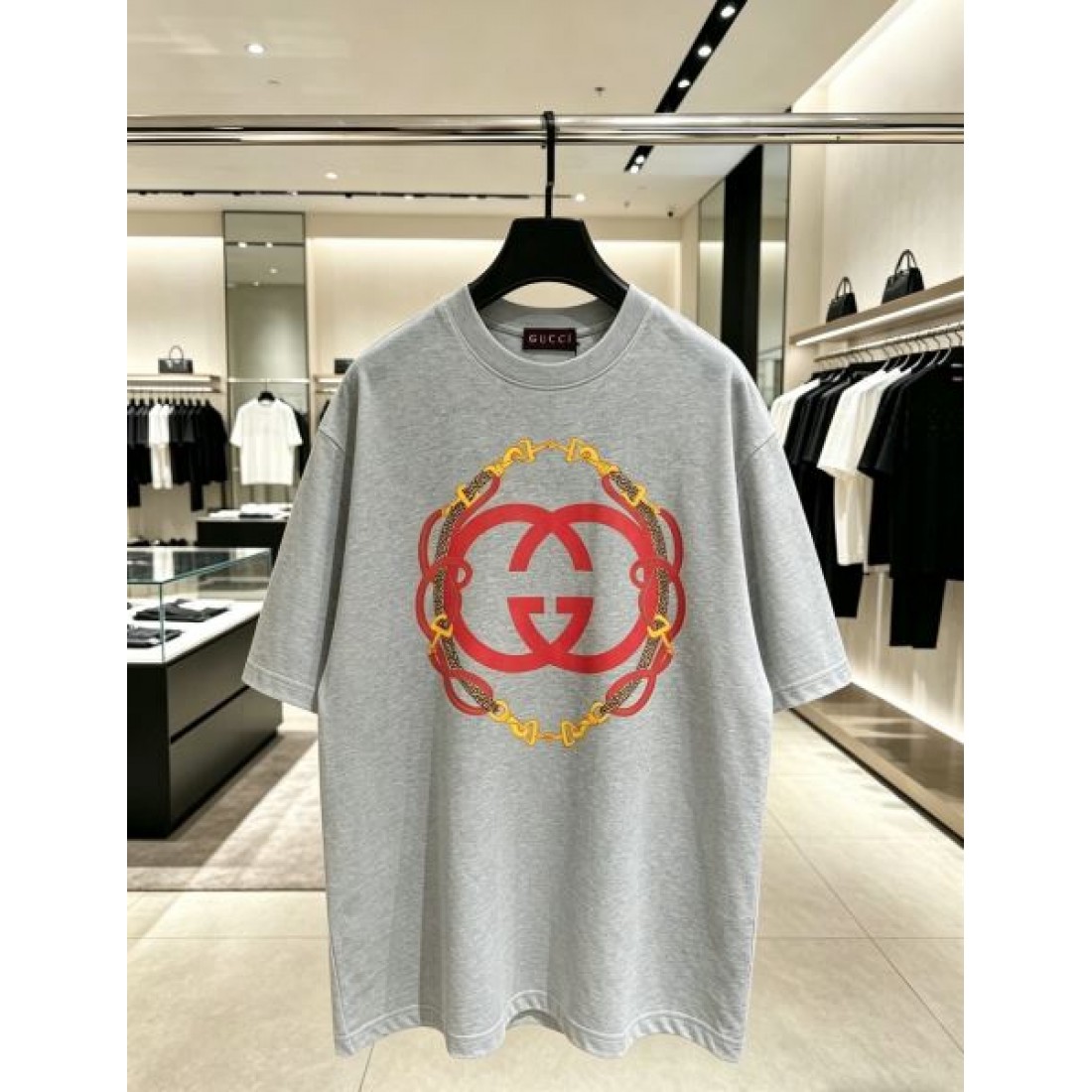 ワンポイント仕様 GUCCI グッチ コピー カットソー ホワイトカラー ブラックGGロゴ コットン素材 クリーンなカジュアルスタイル