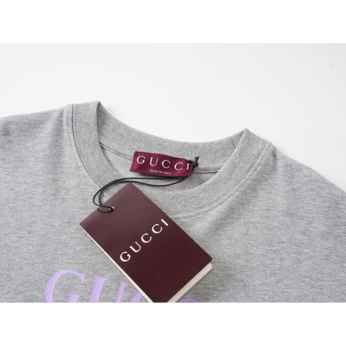 ワンポイント仕様 GUCCI グッチ コピー カットソー ホワイトカラー ブラックGGロゴ コットン素材 クリーンなカジュアルスタイル
