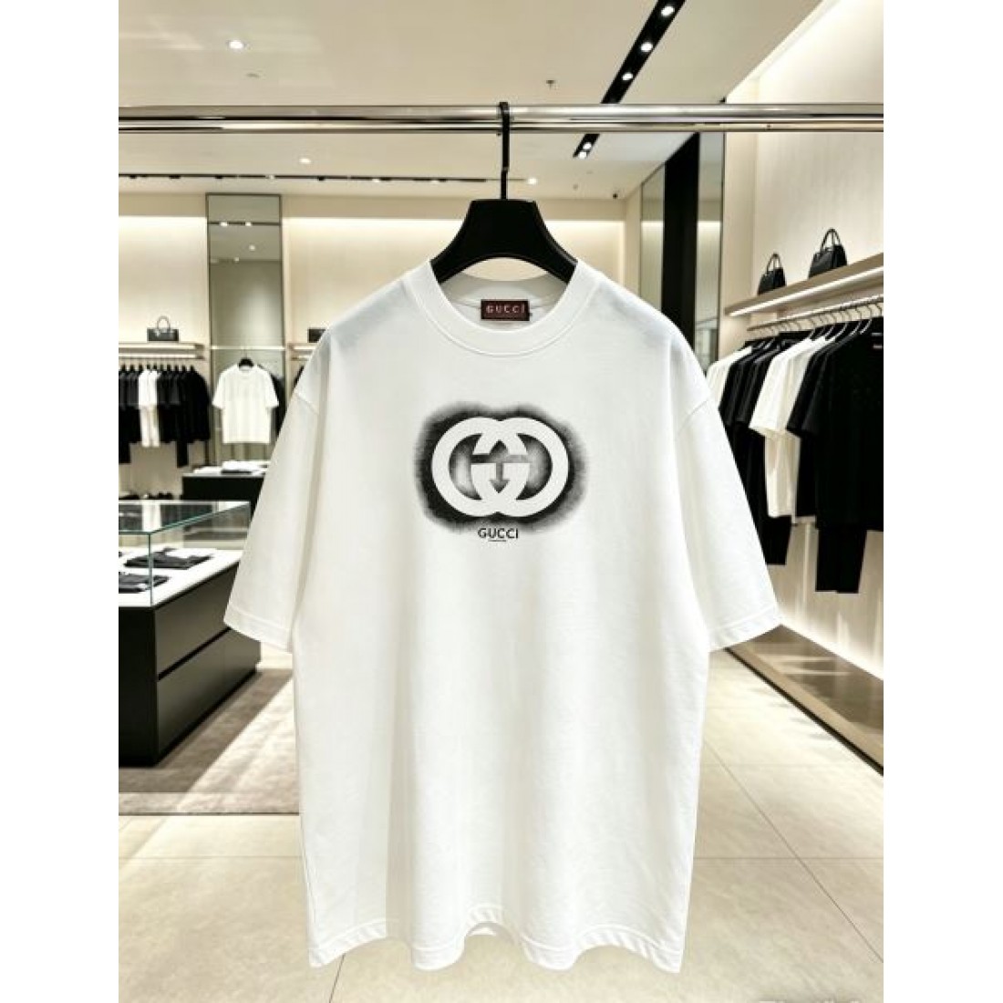 チェーンロゴ GUCCI グッチ コピー Tシャツ グレーカラー レッド×ゴールドプリント 半袖デザイン ストリート感ある仕上がり