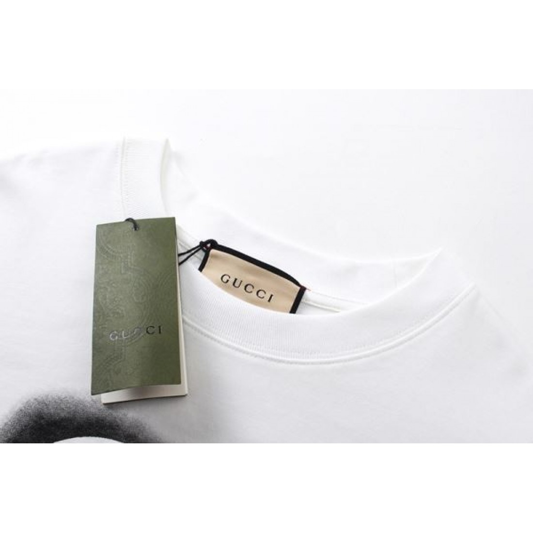 チェーンロゴ GUCCI グッチ コピー Tシャツ グレーカラー レッド×ゴールドプリント 半袖デザイン ストリート感ある仕上がり