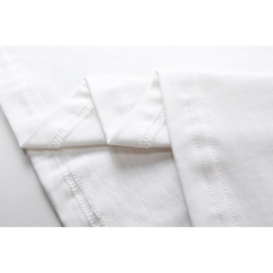 チェーンロゴ GUCCI グッチ コピー Tシャツ グレーカラー レッド×ゴールドプリント 半袖デザイン ストリート感ある仕上がり