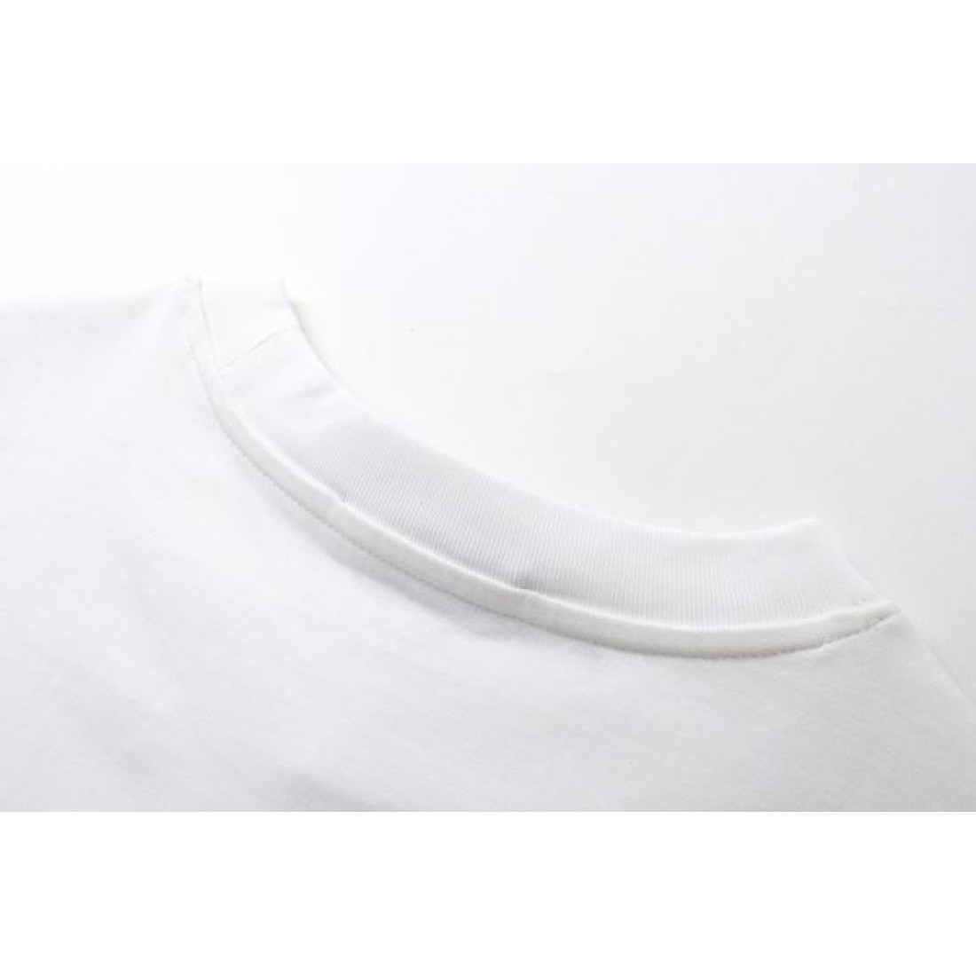 チェーンロゴ GUCCI グッチ コピー Tシャツ グレーカラー レッド×ゴールドプリント 半袖デザイン ストリート感ある仕上がり
