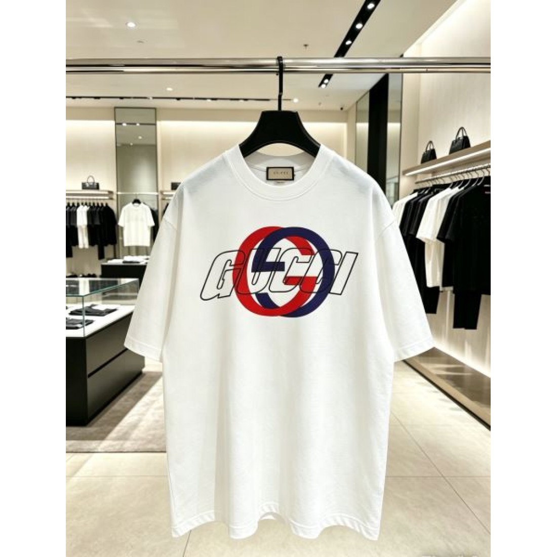 スプレーGGロゴ GUCCI グッチ コピー Tシャツ ホワイトカラー ブラックグラフィック 半袖デザイン モード感ある仕上がり