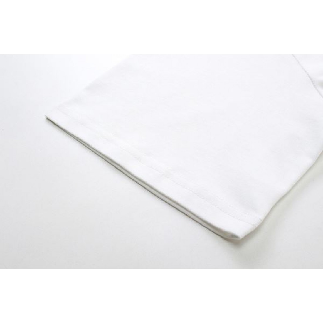 スプレーGGロゴ GUCCI グッチ コピー Tシャツ ホワイトカラー ブラックグラフィック 半袖デザイン モード感ある仕上がり