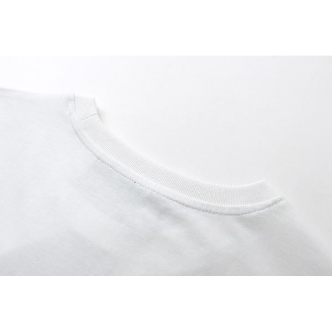 スプレーGGロゴ GUCCI グッチ コピー Tシャツ ホワイトカラー ブラックグラフィック 半袖デザイン モード感ある仕上がり