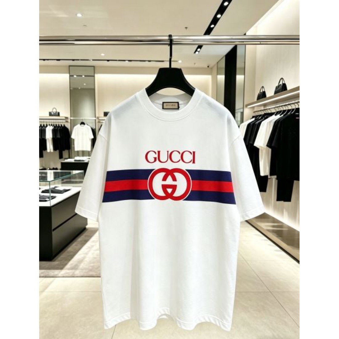 モノトーン構成 GUCCI グッチ コピー Tシャツ ホワイト×ブラック配色 ダブルGロゴ ゆったりシルエット仕様