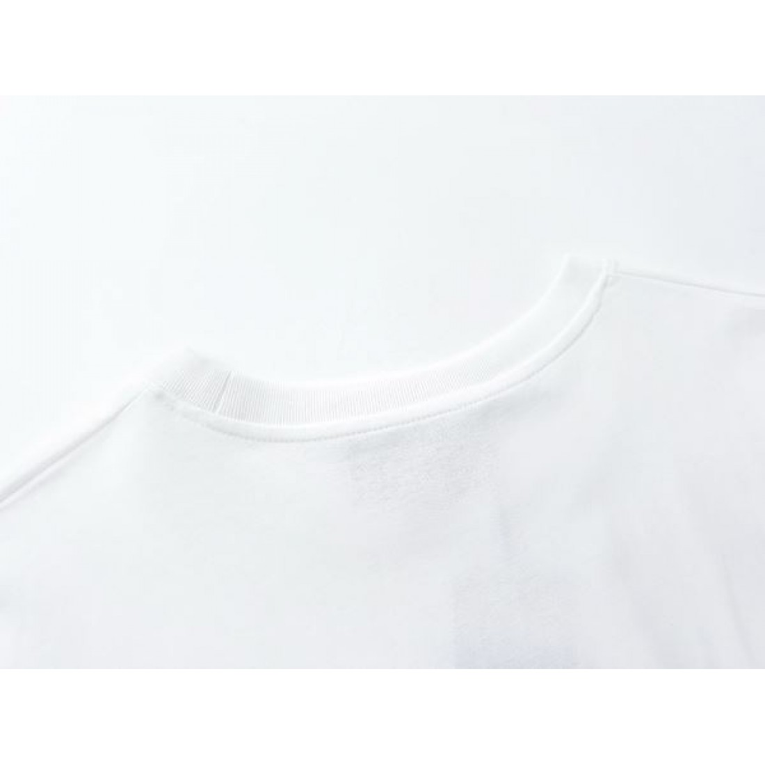 モノトーン構成 GUCCI グッチ コピー Tシャツ ホワイト×ブラック配色 ダブルGロゴ ゆったりシルエット仕様